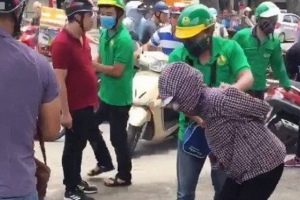 Mật phục, tóm gọn nhóm “nữ quái” chuyên móc túi người đi đường ở Ngã Tư Sở
