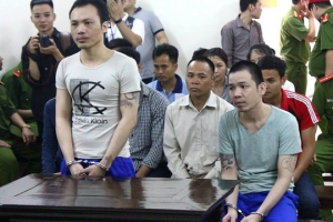 2 tử tù bỏ trốn khỏi phòng biệt giam bị còng tay, chân tới tòa