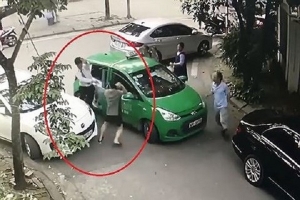 Vụ tài xế Taxi bị hành hung: Có dấu hiệu cấu thành tội ‘cố ý gây thương tích’