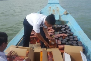 Cảnh sát biển: Bắt giữ 1 tàu cá đang vận chuyển 8 thùng rượu ngoại trái phép