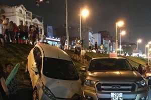 Hà Nội: Ô tô đâm liên hoàn nhiều xe máy, 2 người bị thương