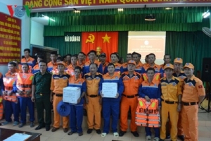 Cứu 49 thuyền viên trôi dạt trên vùng biển Hoàng Sa