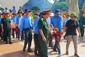 An táng hài cốt 12 liệt sỹ quân tình nguyện Việt Nam hy sinh ở Campuchia