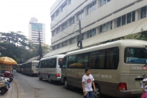 Hà Nội: Hàng loạt ô tô đỗ dài trên phố Núi Trúc, khiến giao thông tắc nghẽn...