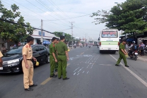Va chạm xe buýt với xe máy, 1 phụ nữ tử vong