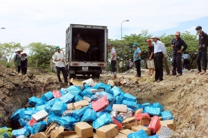 Phú Yên: Tiêu hủy 157 mặt hàng thực phẩm không rõ nguồn gốc