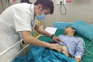 Cứu sống bệnh nhân bị thủng tạng rỗng dạ dày trong đêm