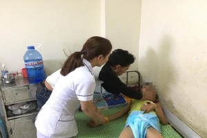 Bị bạn thách đố uống hơn 1 lít rượu, bé trai 11 tuổi đang hôn mê sâu