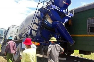 Nghệ An: Xe bồn va chạm với tàu chở hàng, 1 người bị thương