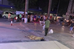 Hà Nội: Điều tra vụ nam thanh niên nhảy lầu tự tử giữa trời mưa