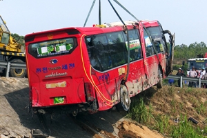 Ô tô khách lao xuống ruộng, hành khách hoảng loạn kêu cứu