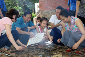 Nhiều món quà của 'Mạnh Thường Quân' đến làng trẻ em SOS Việt Trì
