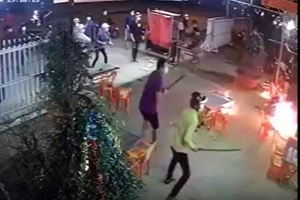 Chọc ghẹo phụ nữ trong quán nhậu một thanh niên bị chém gục