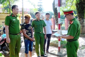 Bé gái 4 tuổi bị xâm hại khi cùng mẹ sang nhà hàng xóm
