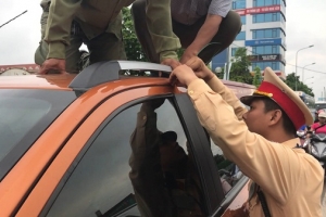 Cảnh sát giao thông cạy cửa ô tô giải cứu tài xế bất tỉnh