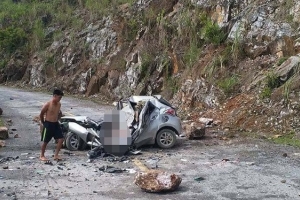 Lai Châu: Đá lăn từ trên đồi xuống đè bẹp xe ô tô 4 chỗ, 3 người thương vong