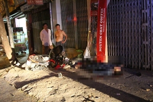 TP.HCM: Tông xe vào gốc cây, 2 người thương vong