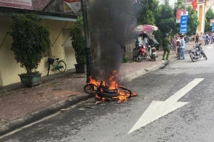 Cho rằng bị đánh võng, 2 thanh niên đuổi đánh và đốt xe của đối thủ