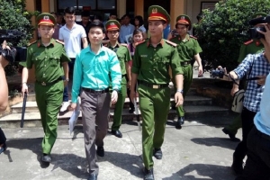 Vụ tai biến chạy thận Hòa Bình: HĐXX tuyên bố trả hồ sơ, đề nghị khởi tố thêm 2 người