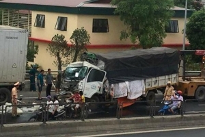 Thanh Hóa: Xe tải bất ngờ đâm vào đuôi xe container, 2 người thương vong