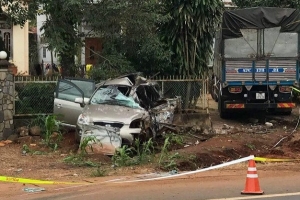 Đắk Lắk: Xe tải va chạm kinh hoàng ô tô 7 chỗ, 5 người thương vong