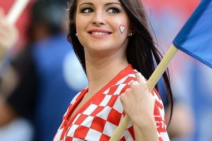 Ngắm những cổ động viên nữ “đốt cháy” khán đài tại World Cup 2018