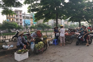 Giá hoa quả, rượu nếp 'tăng chóng mặt' ngày Tết Đoan Ngọ