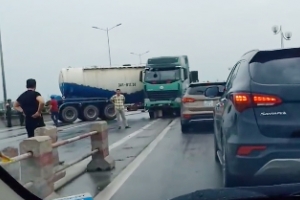 Xe bồn đâm dải phân cách, xoay ngang giữa đường trên cầu Thanh Trì