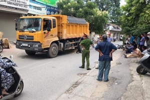 Hà Nội: Bị xe tải kéo lê gần 20m, nam thanh niên tử vong tại chỗ
