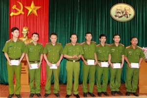 Tặng quà 8 cán bộ, chiến sĩ công an bị phơi nhiễm HIV trong khi làm nhiệm vụ