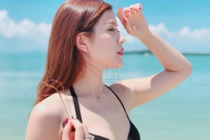 Nóng bỏng của nữ MC mặc bikini dẫn chương trình ở Việt Nam