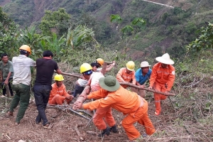 Nỗ lực cấp điện trở lại sau mưa lũ tại các tỉnh miền núi phía Bắc