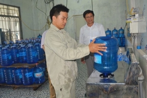 Hàng loạt cơ sở sản xuất nước uống đóng chai bị xử phạt