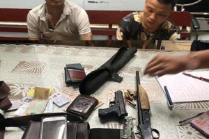 Thanh Hóa: Tóm gọn 2 thanh niên mang theo súng đã lên đạn