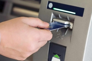 Bị NHNN "tuýt còi", bốn ngân hàng lớn chưa thể tăng phí rút tiền nội mạng ATM