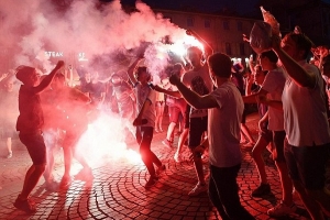 Pháp vào chung kết World Cup 2018, fan cuồng làm loạn Paris