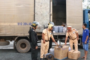 CSGT An Giang: Phát hiện xe ô tô vận chuyển số lượng lớn chất thải nguy hại
