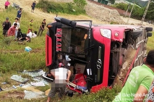 Nghệ An: Bắt tạm giam tài xế chạy ẩu khiến xe khách lật làm 2 cháu nhỏ tử vong