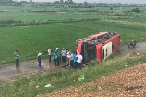 Nóng: Nhiều người bị thương do lật xe khách trên cao tốc Pháp Vân - Cầu Giẽ