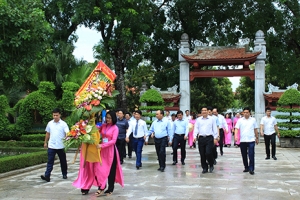 Thủ tướng Nguyễn Xuân Phúc dâng hương tại khu di tích Kim Liên, Truông Bồn