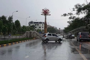 Vĩnh Phúc: Xuất hiện cơn dông lớn, một cổng chào bị quật đổ