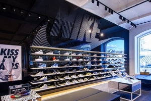 Sau cáo buộc đối xử bất công, Nike đã tăng lương đồng loạt cho 7.000 nhân viên