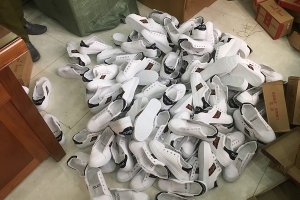 Lạng Sơn: Thu giữ hơn 1.000 đôi giầy có dấu hiệu giả mạo nhãn hiệu Gucci và Converse