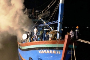 Nghệ An: Tàu cá bốc cháy dữ dội khi chuẩn bị ra khơi