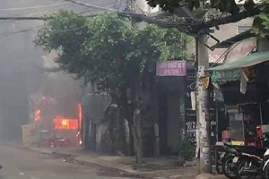 Cháy bãi đậu xe ô tô gần sân bay Tân Sơn Nhất
