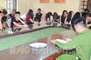 Hải Dương: Tổ chức đầy tháng cho con bằng "tiệc ma túy" trong quán karaoke