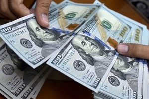 Giá USD tự do vượt xa mức niêm yết, lập đỉnh 23.500 đổng