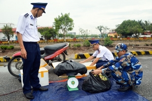 Cảnh sát biển 1 bắt giữ 798 quả pháo nổ