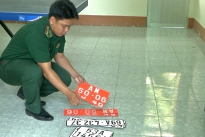 Bắt xe vận chuyển 8.000 bao thuốc lá lậu “thủ” nhiều biển số đỏ giả