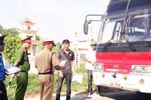 TP Đà Nẵng: Kiểm tra ô tô vận chuyển khách trá hình mang biển kiểm soát nước ngoài